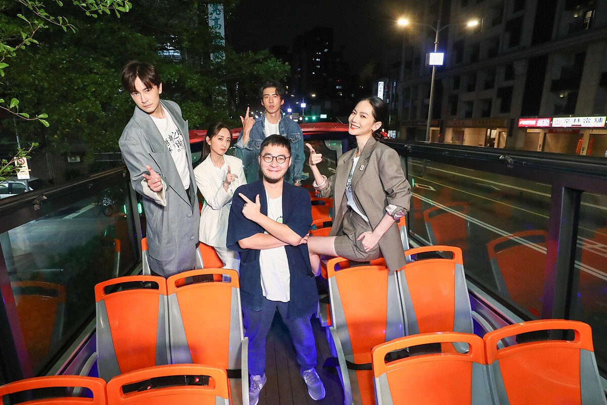 《無神之地不下雨》導演洪子鵬（前排中）率演員鄭元暢（左起）、柯佳嬿、傅孟柏、曾之喬上雙層巴士做映後直播