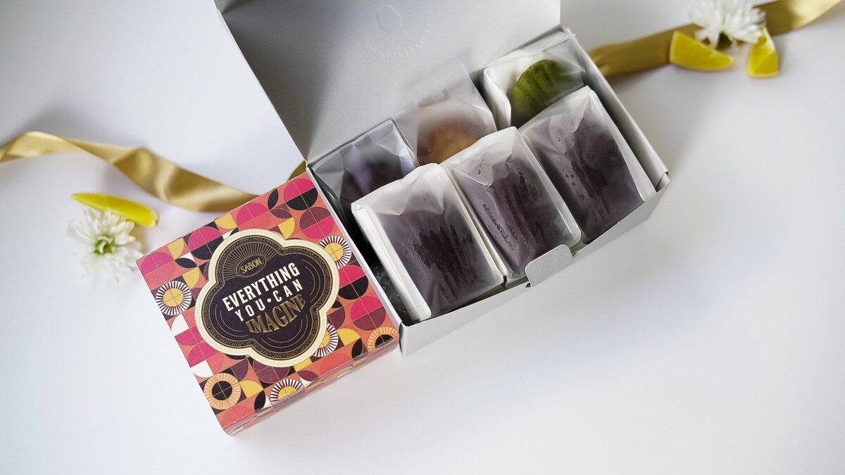 《SABON聖誕 流金年華 X 大口心心 肥德蓮限量組合》禮盒內部。