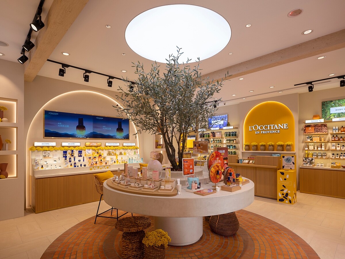 L'OCCITANE歐舒丹忠孝概念店入門可見的橄欖樹,即是普羅旺斯的經典象徵。