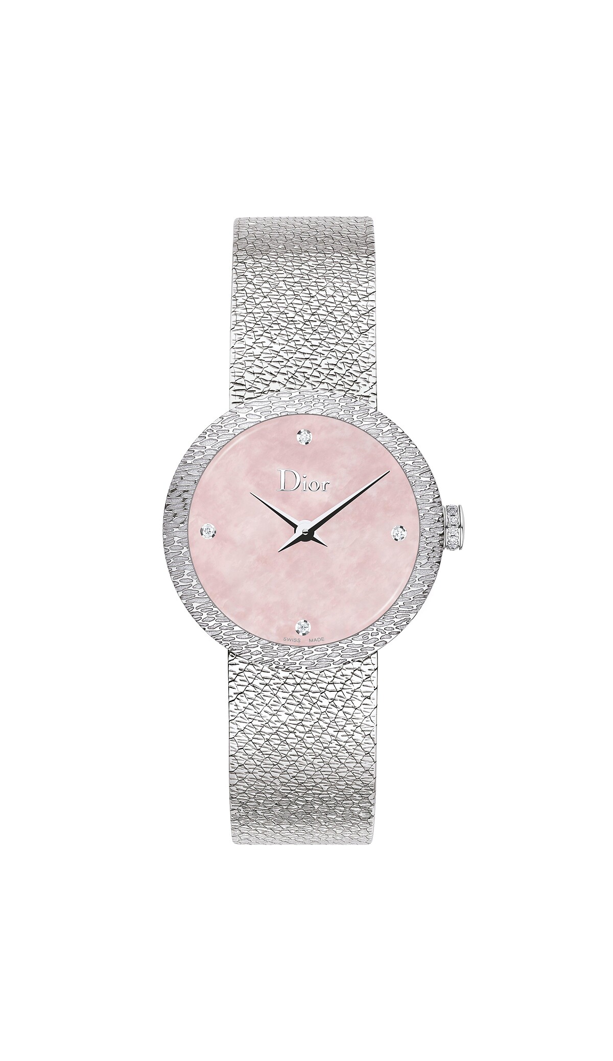 La D De Dior Satine，直徑25mm，精鋼、鑽石和粉紅色珍珠母貝錶盤，石英機芯，米蘭式織網精鋼錶鍊，售價NT124,000。