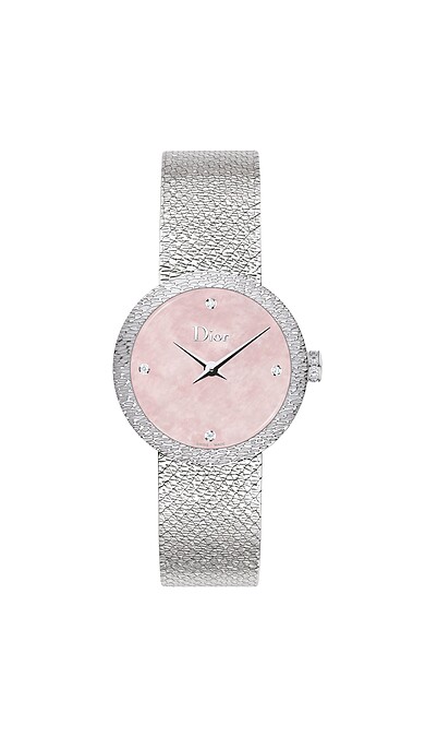 La D De Dior Satine，直徑25mm，精鋼、鑽石和粉紅色珍珠母貝錶盤，石英機芯，米蘭式織網精鋼錶鍊，售價NT124,000。