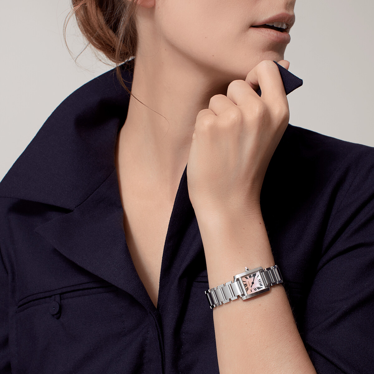 卡地亞 Tank Francaise系列手錶，小型款（25Xx20x6.15mm）精鋼錶殼，石英機芯，售價NT110,000。