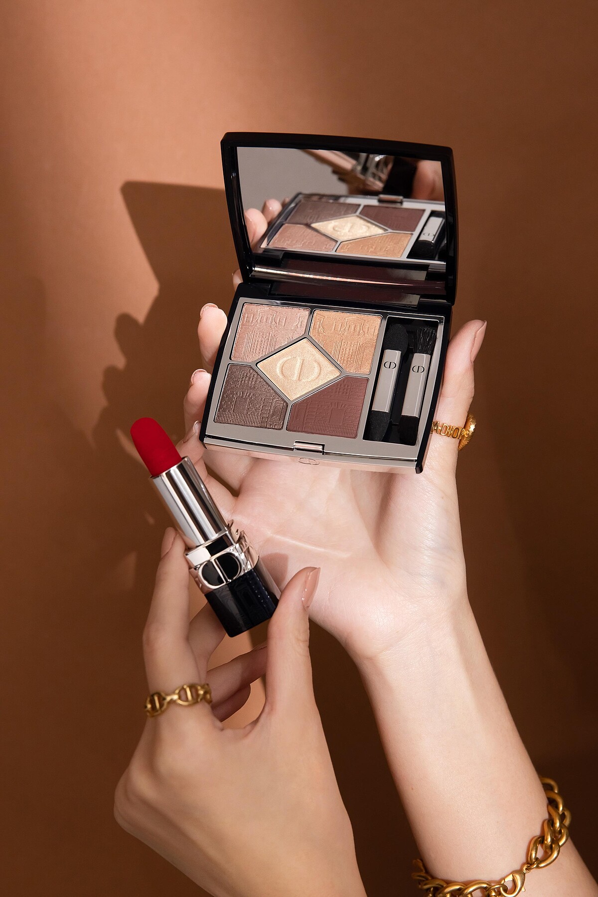 《DIOR迪奧經典五色眼影 璀璨蒙田限量版》#469 暗棕詩篇 《DIOR迪奧藍星唇膏 璀璨蒙田限量版》絲絨特霧#999特霧正紅