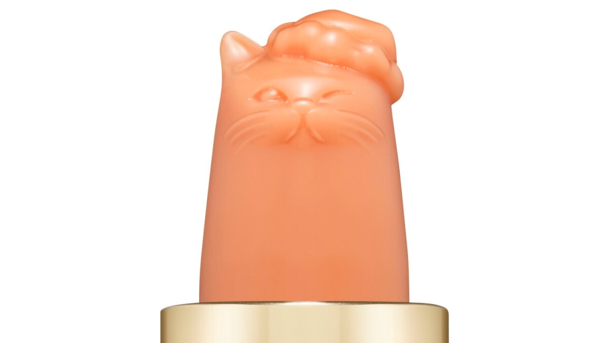 PAUL＆JOE 2021聖誕貓限量護唇膏，唇膏轉出來是為了慶祝聖誕節戴上聖誕帽的貓貓，超級可愛。