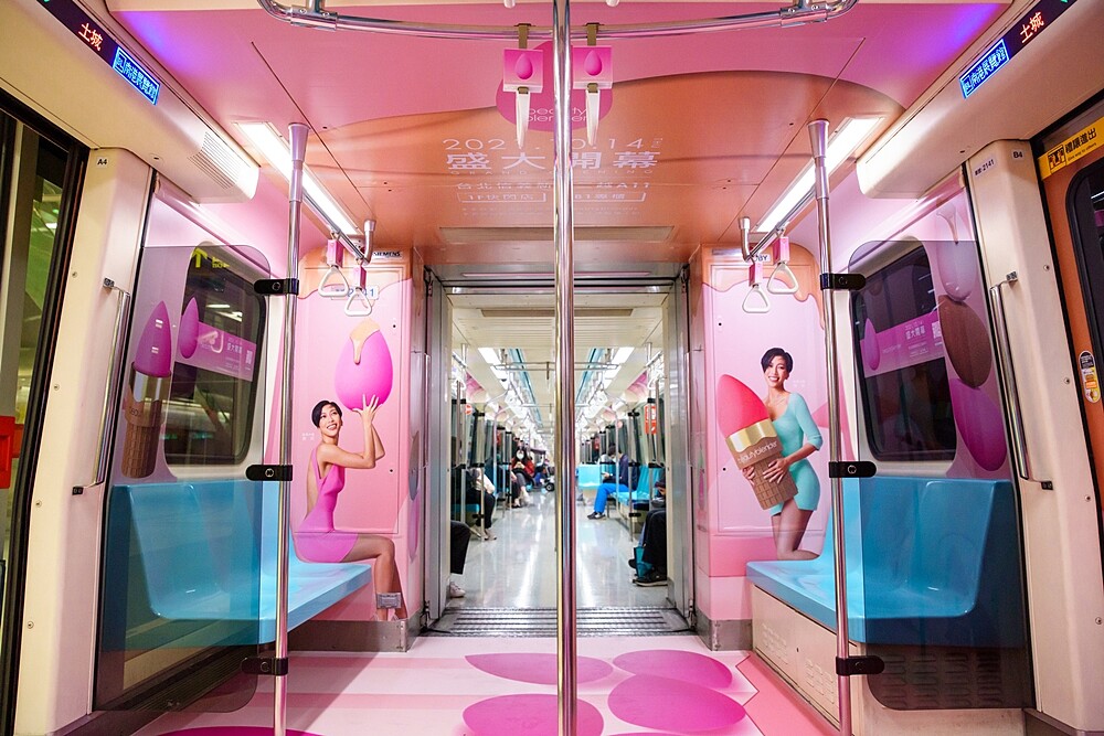 超夢幻台北捷運板南線beautyblender粉紅美妝蛋列車,2021/10/20正式啟程。