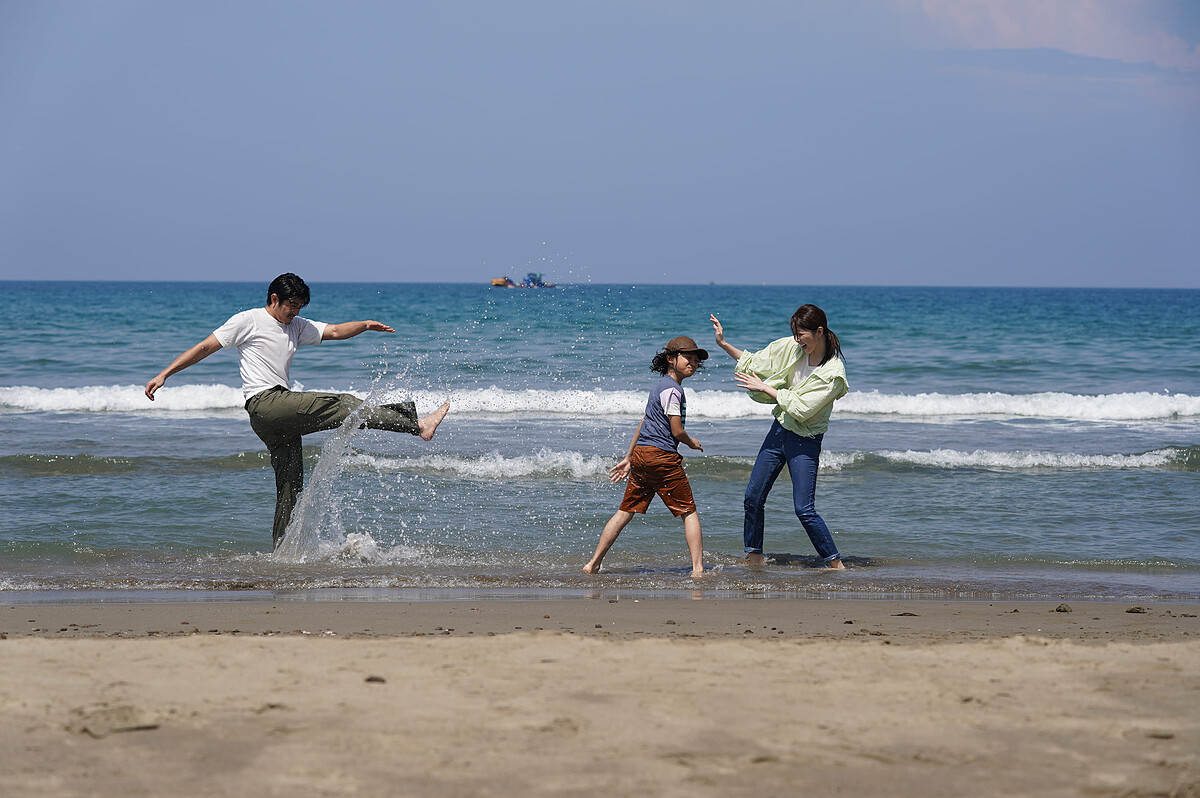 (左)王柏傑(中)白潤音(右)邵雨薇影集《比悲傷更悲傷的故事》天才童星白潤音所飾演安安兒子可樂，因為身懷隱疾的可樂當起邱比特在兩人中間穿針引線