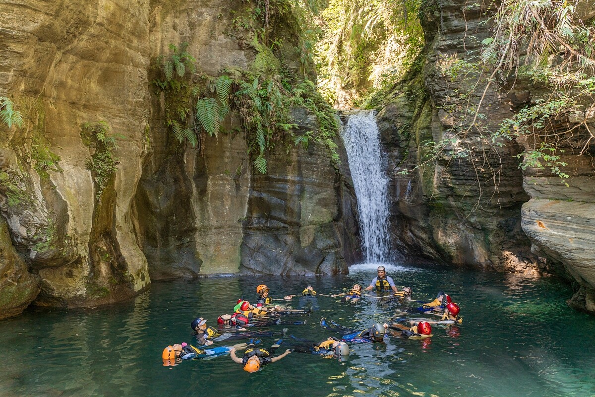 手拉手在深潭裡像海獺般圍成一圈漂浮。