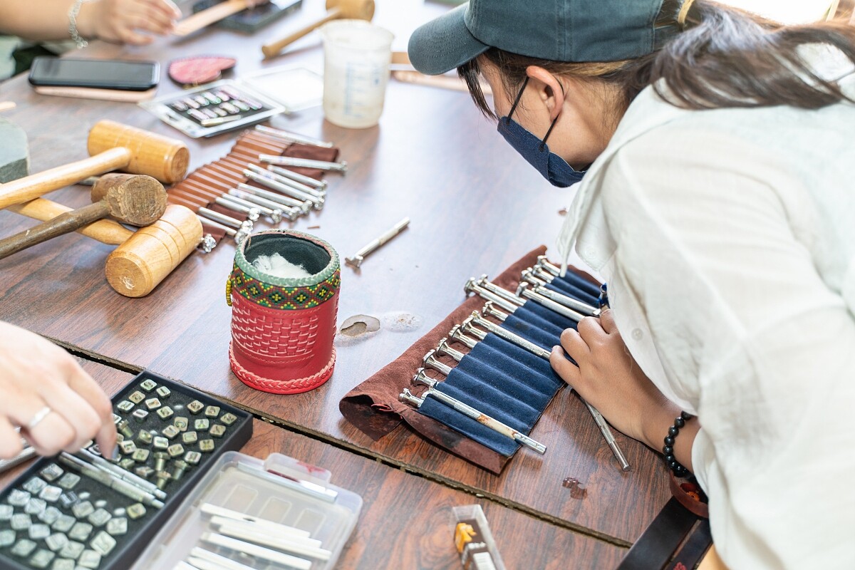嘟嘟工作室可體驗皮雕。