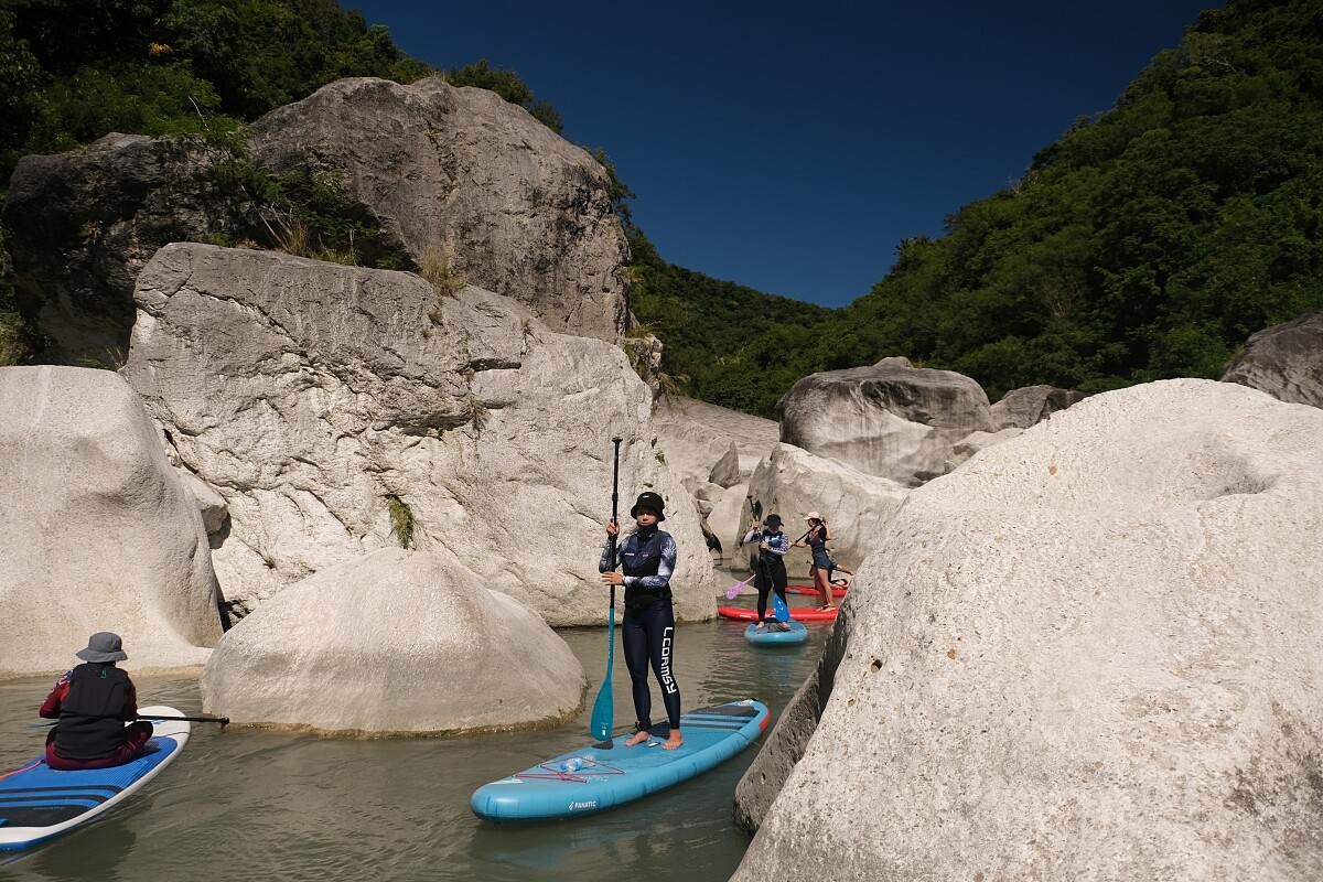 穿梭在灰白大石間。