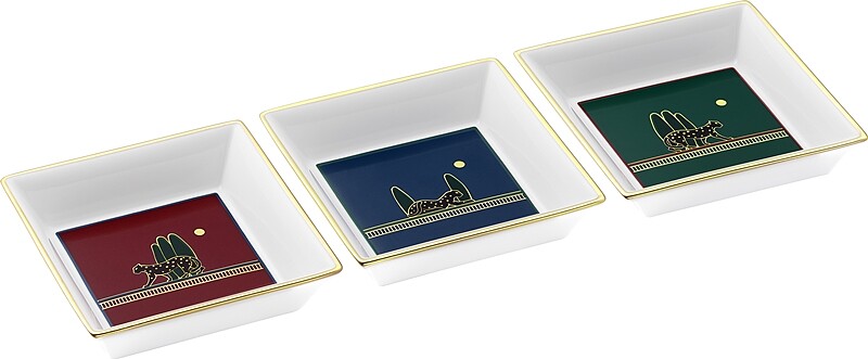 一套三件Panth&egrave;re de Cartier美洲豹托盤 小型款，陶瓷，山羊麂皮底座。 參考價格約NT$ 14,700