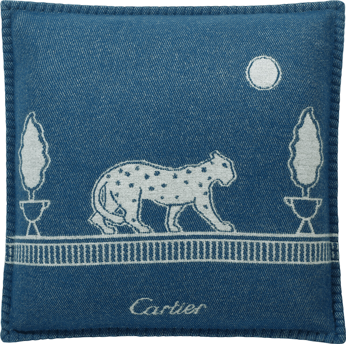 Panth&egrave;re de Cartier美洲豹抱枕 喀什米爾羊毛。 另有紅色、米色款式可供選擇。 參考價格約NT$ 16,600