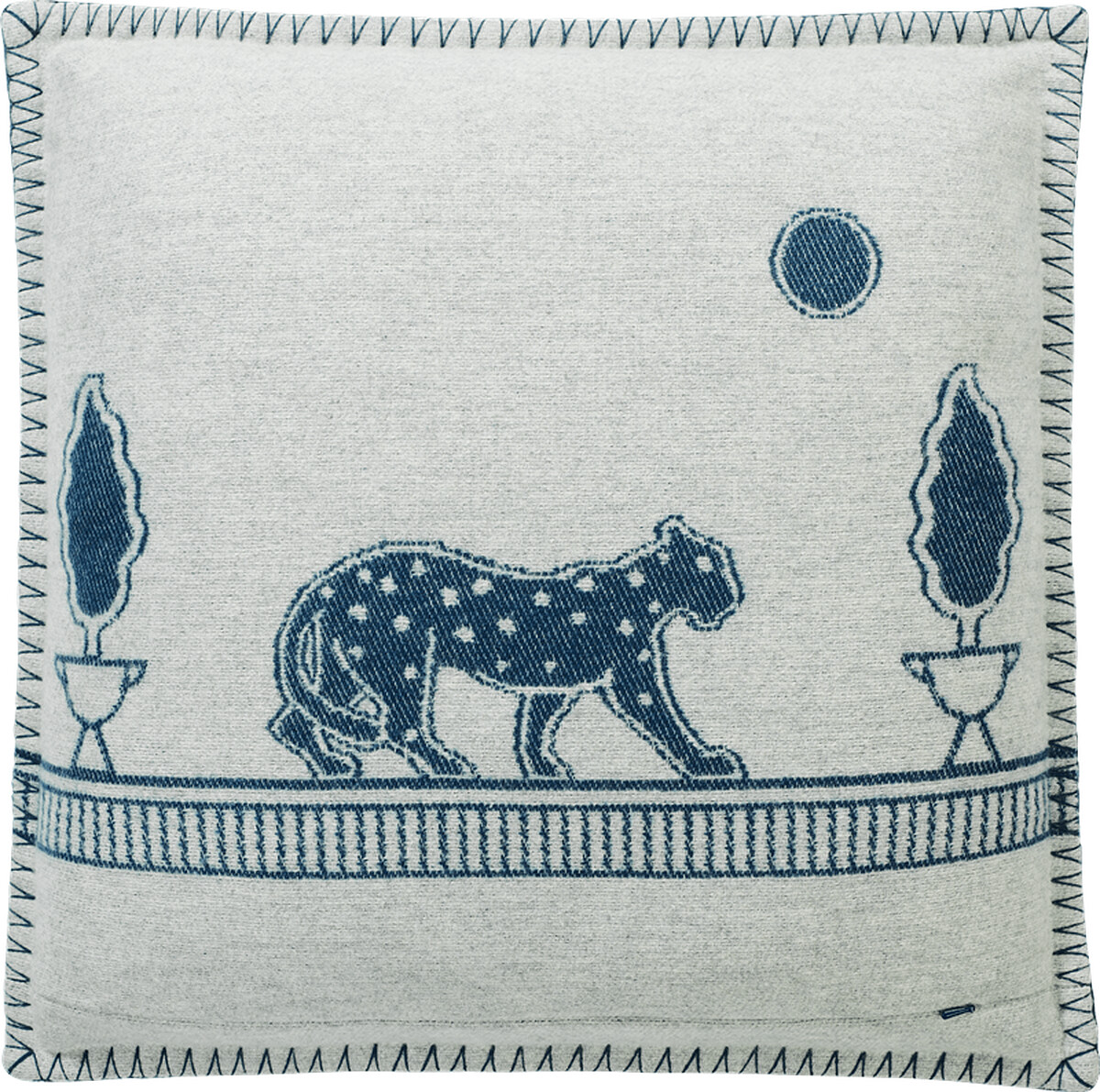 Panth&egrave;re de Cartier美洲豹抱枕 喀什米爾羊毛。 另有紅色、米色款式可供選擇。 參考價格約NT$ 16,600