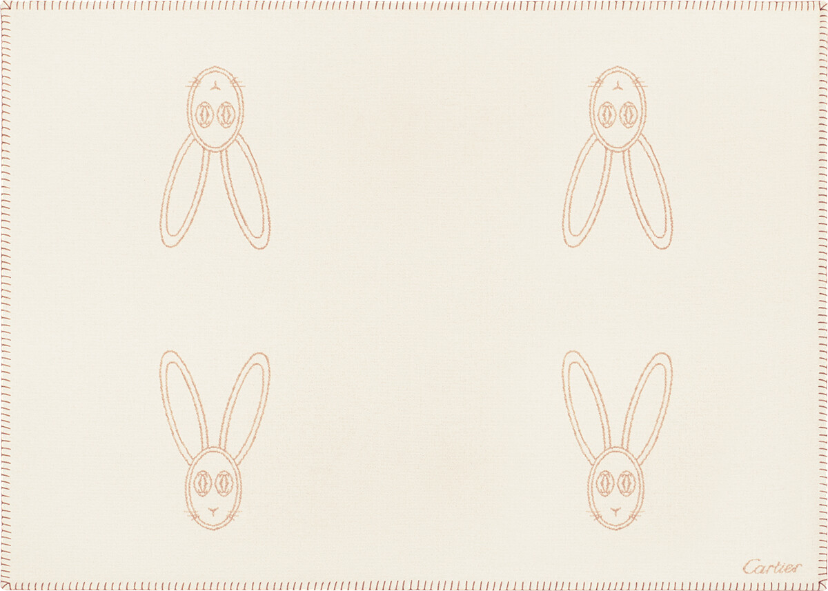 Cartier Baby米色兔子毛毯 美麗諾羊毛和喀什米爾羊毛，點綴兔子圖案。 另有粉色蝴蝶圖案及藍色熊貓圖案可供選擇。 參考價格約NT$ 27,600