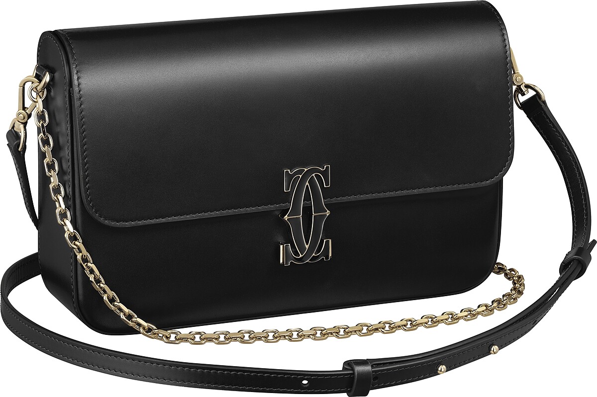 Double C de Cartier鍊帶肩揹包小型款 黑色小牛皮,金色鍍層飾面和黑色琺瑯 參考價格約NT$ 92,000