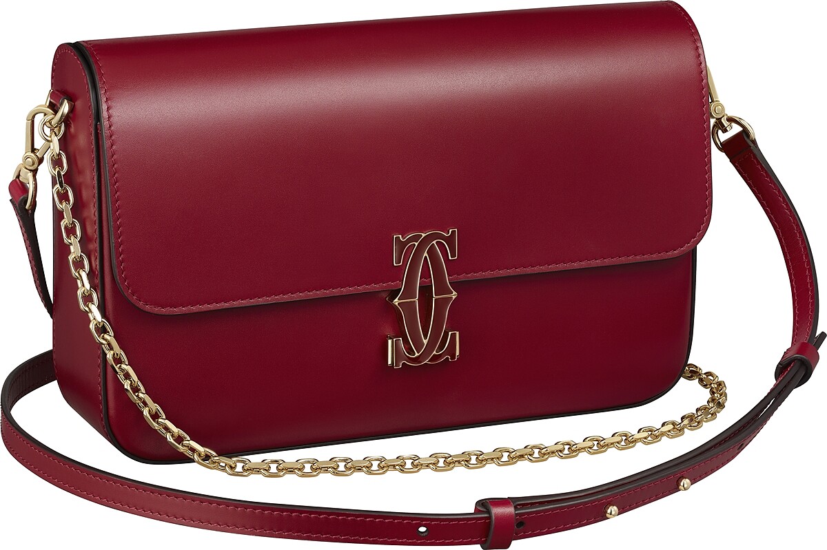 Double C de Cartier鍊帶肩揹包小型款 櫻桃紅色小牛皮,金色鍍層飾面和紅色琺瑯 參考價格約NT$ 92,000