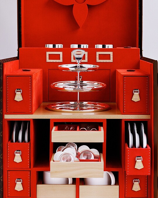 High Tea 行李箱，Monogram 帆布製造，綴以天然皮革飾邊，配有一套供六人用的完整茶具，包括瓷器茶壺和茶杯，存放於多個抽屜內。