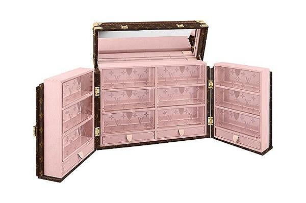 為了 Johnny Coca 所設計的第一款 Louis Vuitton 眼鏡上市而推出的經典眼鏡行李箱，有12個為眼鏡或太陽眼鏡所設計的抽屜隔層，以及另外4個配件抽屜。