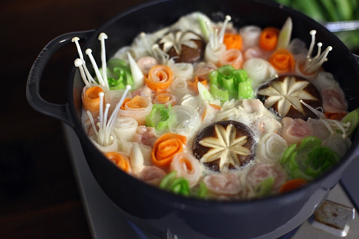 雞肉花畑鍋是視覺效果華麗的鍋物。