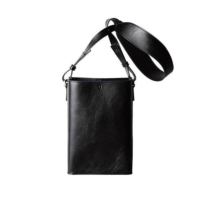 皮革肩背包，NT$4,490