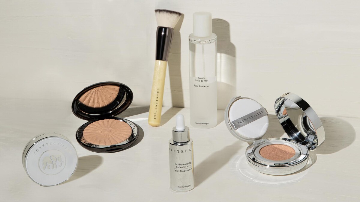 左至右：香緹卡完美柔焦蜜粉餅、修容蜜粉刷、五月玫瑰花妍露、鑽石級精華液＋升級版、鑽石精萃氣墊粉餅