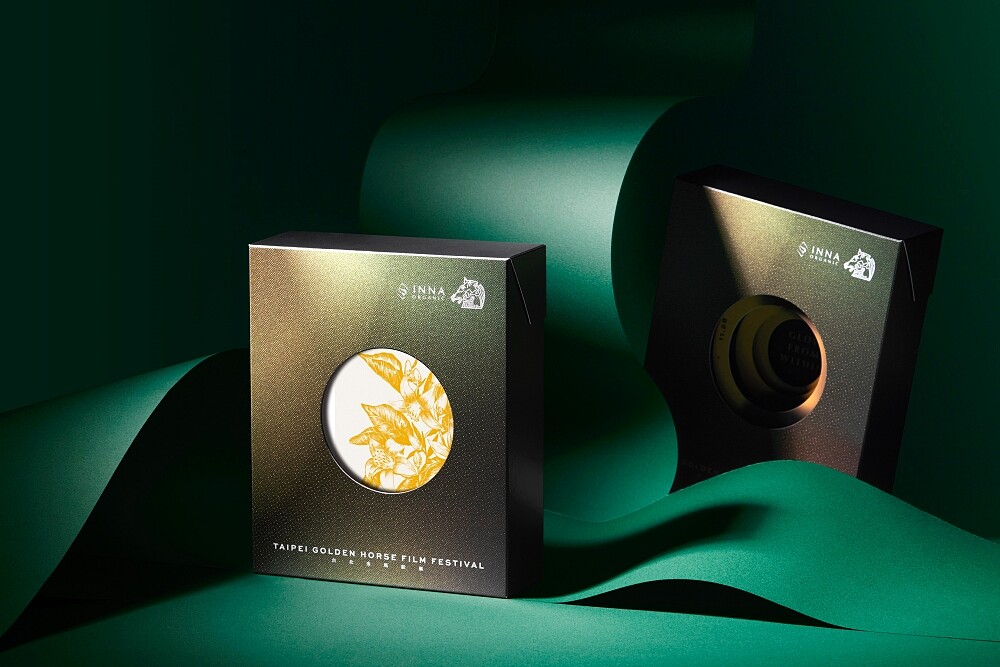 童顏有機&times;金馬聯名禮盒以電影鏡頭為包裝設計靈感，具象呈現出「對焦」概念，希望讓人們透過認識天然有機面膜，拉近與自然的距離。