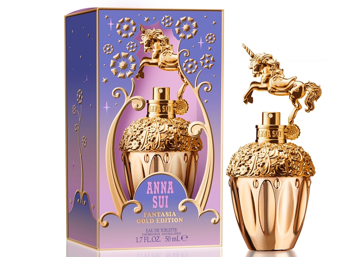 ANNA SUI 2021年新香水Fantasia Gold童話金色獨角獸淡香水,以奢華的金色瓶身耀眼登場,更加襯托雕刻細節的精緻度。紙盒上描繪了秘密花園的浪漫場景,優雅花朵在金燦的暮色中綻放,如同煙火令人目眩神迷。