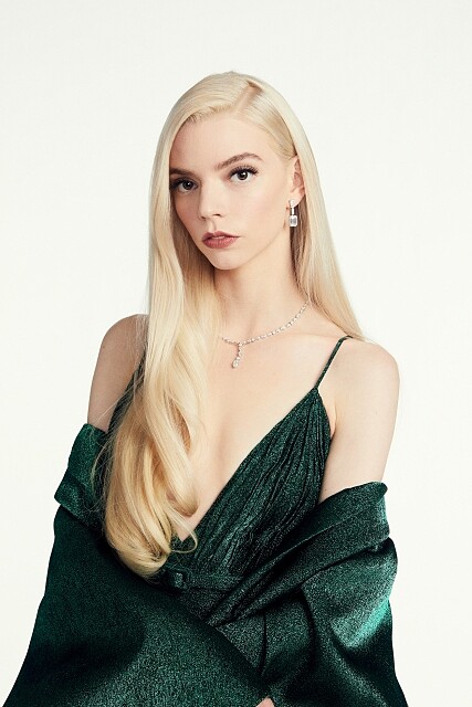 DIOR全球時尚與美妝品牌大使安雅泰勒喬伊ANYA TAYLOR-JOY。