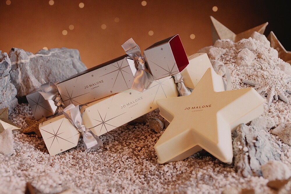 Jo Malone London 2021星光聖誕系列香氛拉炮和星光香氛掛飾。