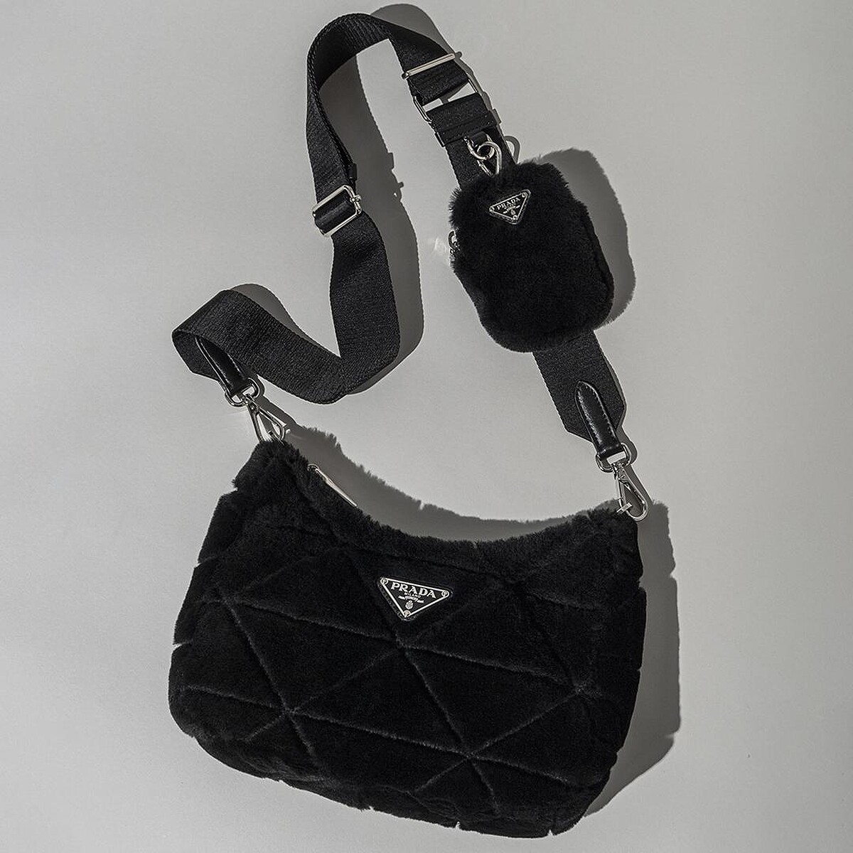 Prada羔羊毛手提肩背包，NT74,000