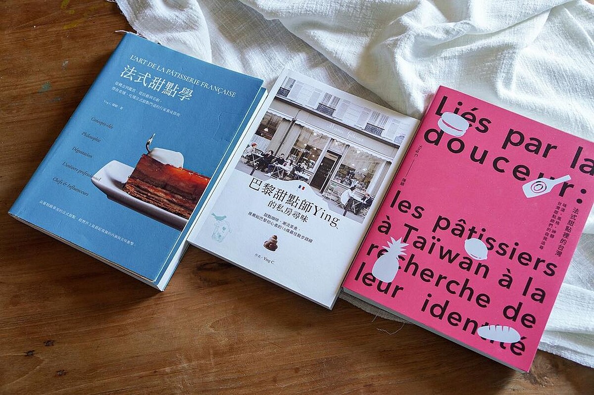 著有《法式甜點學》、《巴黎甜點師 Ying 的私房尋味》。