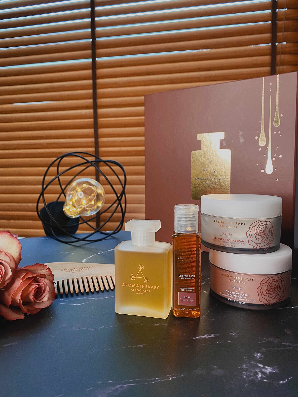 內含:歡沁玫瑰沐浴油55ml、歡沁玫瑰護膚霜200ml、歡沁玫瑰粉紅泥膜200ml、玫瑰精油沐浴露50ml、放鬆按摩梳、感恩卡3張