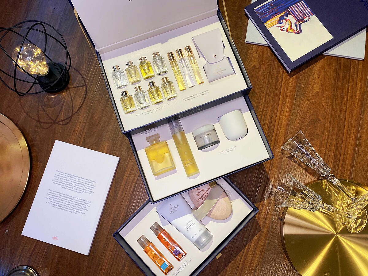 內含:怡神、舒肌、明煥、舒和平衡、心能量、歡沁玫瑰、心靈之沐沐浴油9ml各1、明煥、晚間舒緩、怡神滾珠香氛10ml各1、滾珠收納袋、舒緩凝膠150ml、明煥精油沐浴露50ml、怡神精油沐浴露50ml、天然劍麻刷、晚間舒緩噴霧50ml、晚間舒緩沐浴油 55ml、晚間舒緩香薰蠟燭85g、晚間舒眠護膚霜50ml