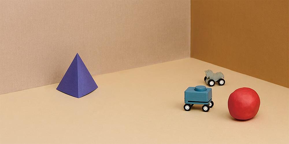 結合作者在屏東眷村成長的童年記憶，以及長大後到台北打拚，對都市生活的觀察。