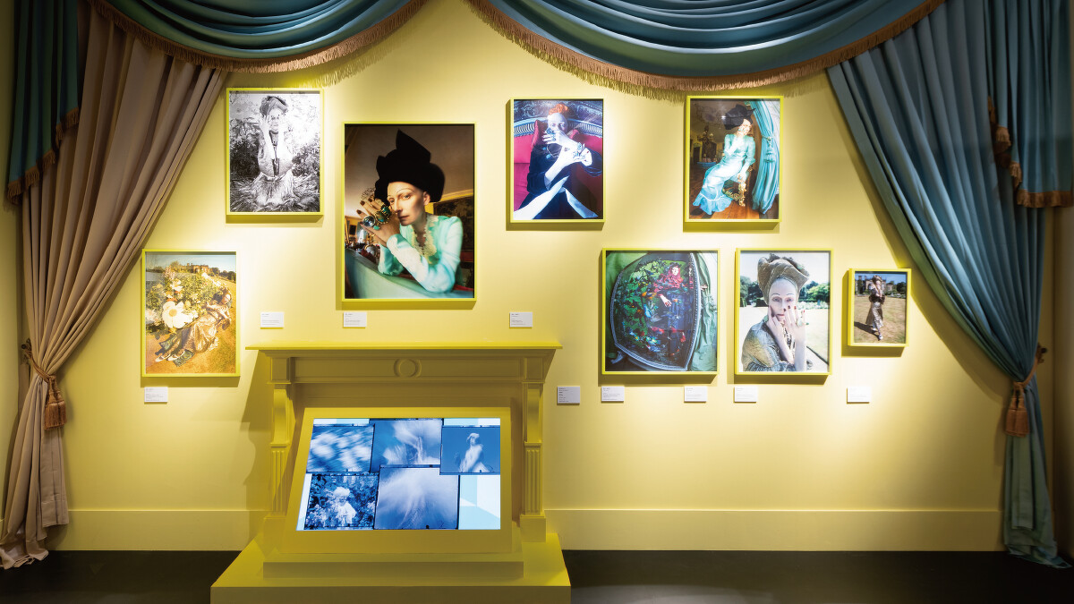 蒂姆.沃克的攝影作品中,模特兒總有著浮誇奇異的時尚造型。圖為《蒂姆.沃克:美妙事物》特展一景。圖/奇美博物館提供