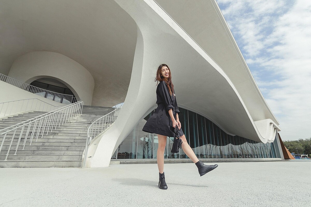 黑色風衣剪裁洋裝、側背小包 NTD 2,100、TIGER GRACIA靴款 NT6,980,All by Onitsuka Tiger。