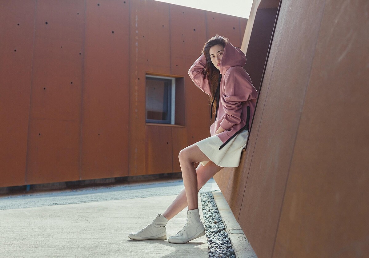 粉色側邊拉鍊開衩帽TEE NTD 4,880、白色短裙 NTD 4,790、TIGER GRACIA靴款,NT6,980,All by Onitsuka Tiger。