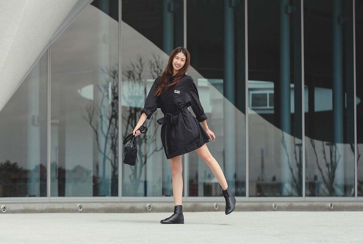 黑色風衣剪裁洋裝、側背小包 NTD 2,100、TIGER GRACIA靴款 NT6,980,All by Onitsuka Tiger。