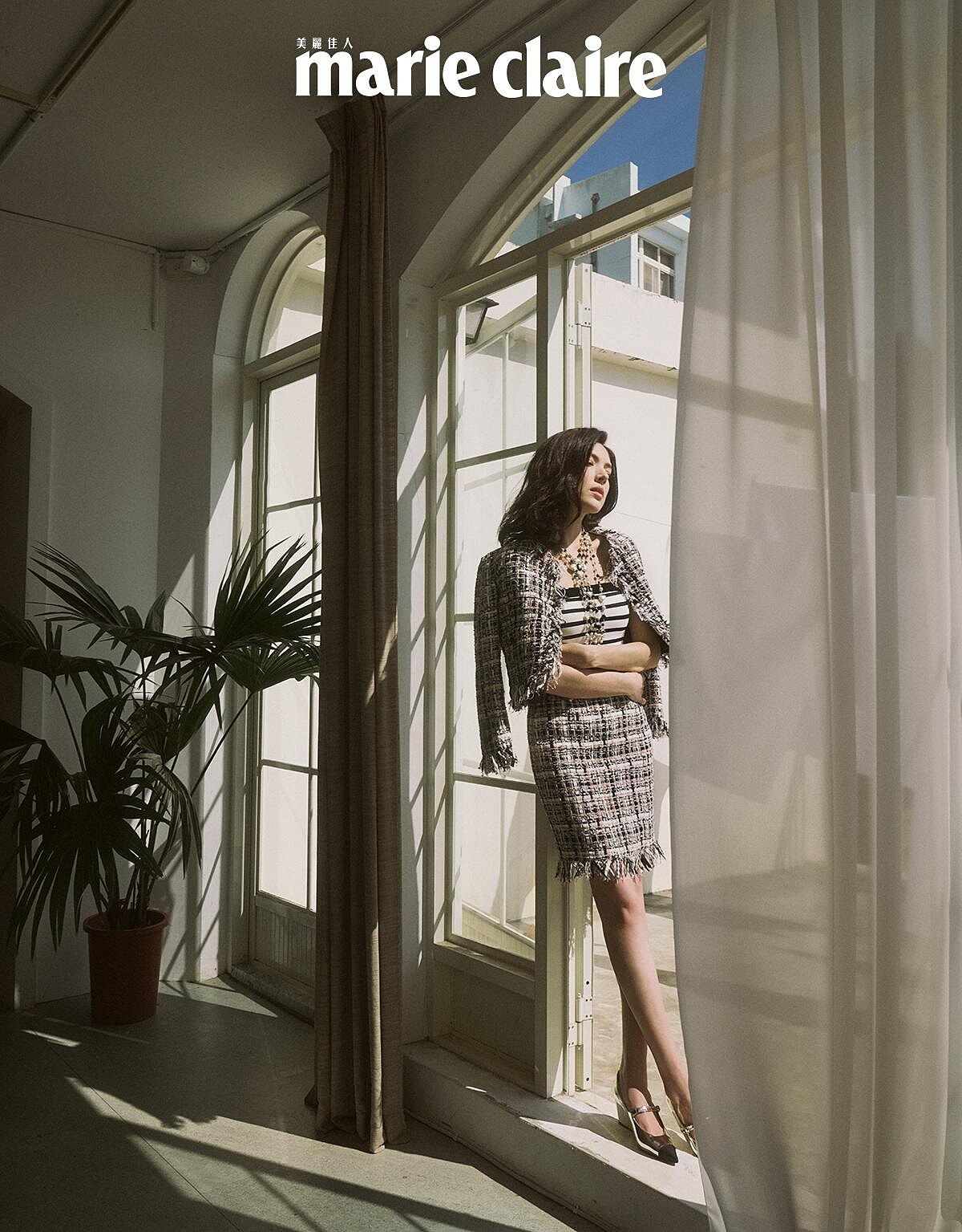 黑白流蘇造型斜紋軟呢外套與同款及膝裙、金色皮革械型雙色瑪莉珍鞋、金屬高級樹脂幻象珍珠雙 C Logo 長項鍊、金屬高級樹脂幻象珍珠馬爾他十字多層次長項鍊，all by CHANEL。