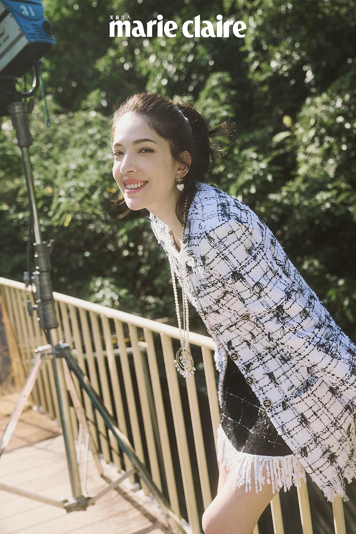 黑白流蘇造型斜紋軟呢外套與同款黑色及膝裙、金色皮革械型雙色瑪莉珍鞋、金屬高級樹脂愛心造型耳環、黑色漆皮械型短靴與可拆式白色襪套，all by CHANEL。