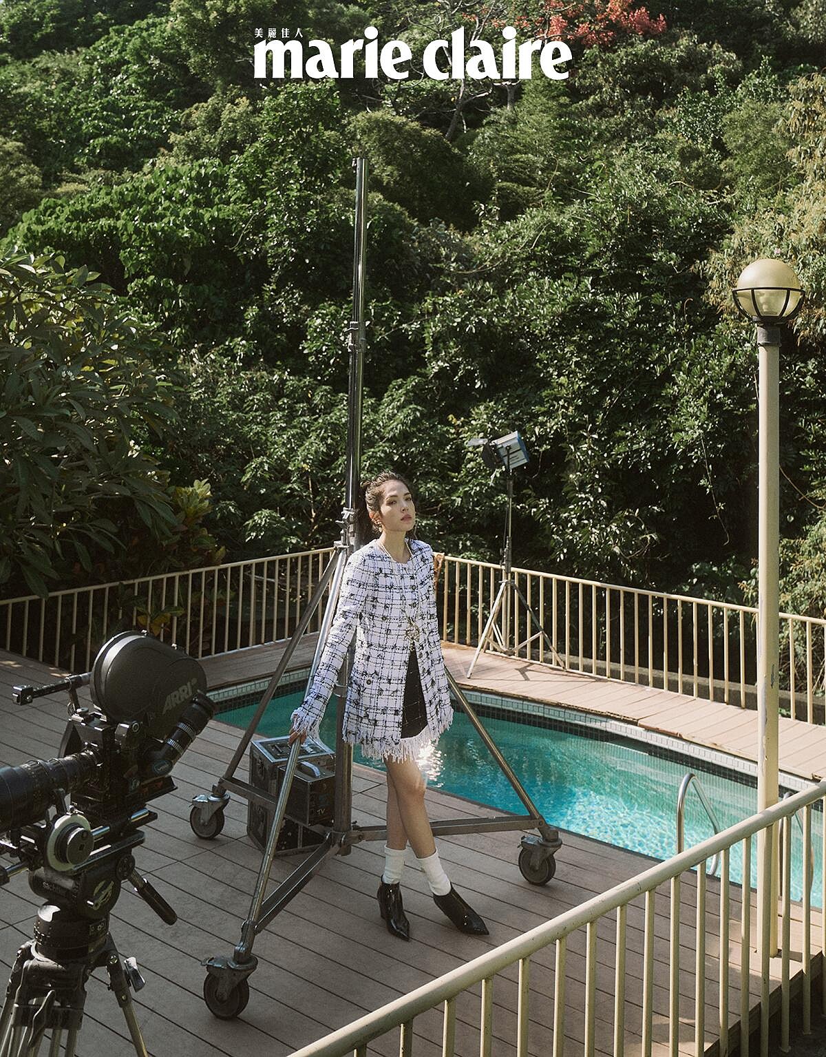 黑白流蘇造型斜紋軟呢外套與同款黑色及膝裙、金色皮革械型雙色瑪莉珍鞋、金屬高級樹脂愛心造型耳環、黑色漆皮械型短靴與可拆式白色襪套，all by CHANEL。