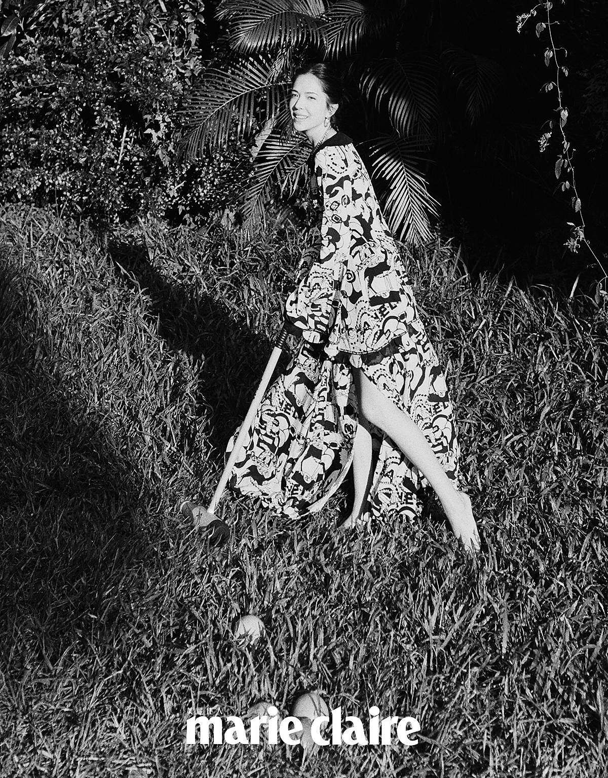 黑白真絲縐紗印花長洋裝、黑色高級樹脂馬爾他十字手環、金屬高級樹脂愛心造型耳環，all by CHANEL。