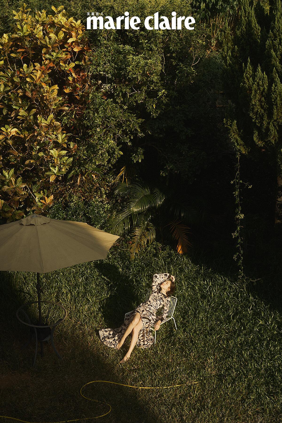 黑白真絲縐紗印花長洋裝、黑色高級樹脂馬爾他十字手環、金屬高級樹脂愛心造型耳環，all by CHANEL。