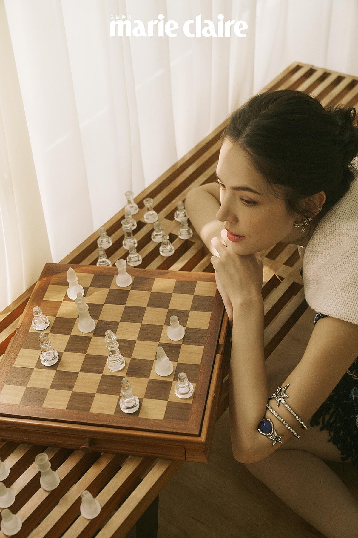 黑藍斜紋軟呢白色領口背心與同款及膝裙、金屬藍色寶石星型多圈手環、金屬幻象珍珠高級樹脂耳環，all by CHANEL。