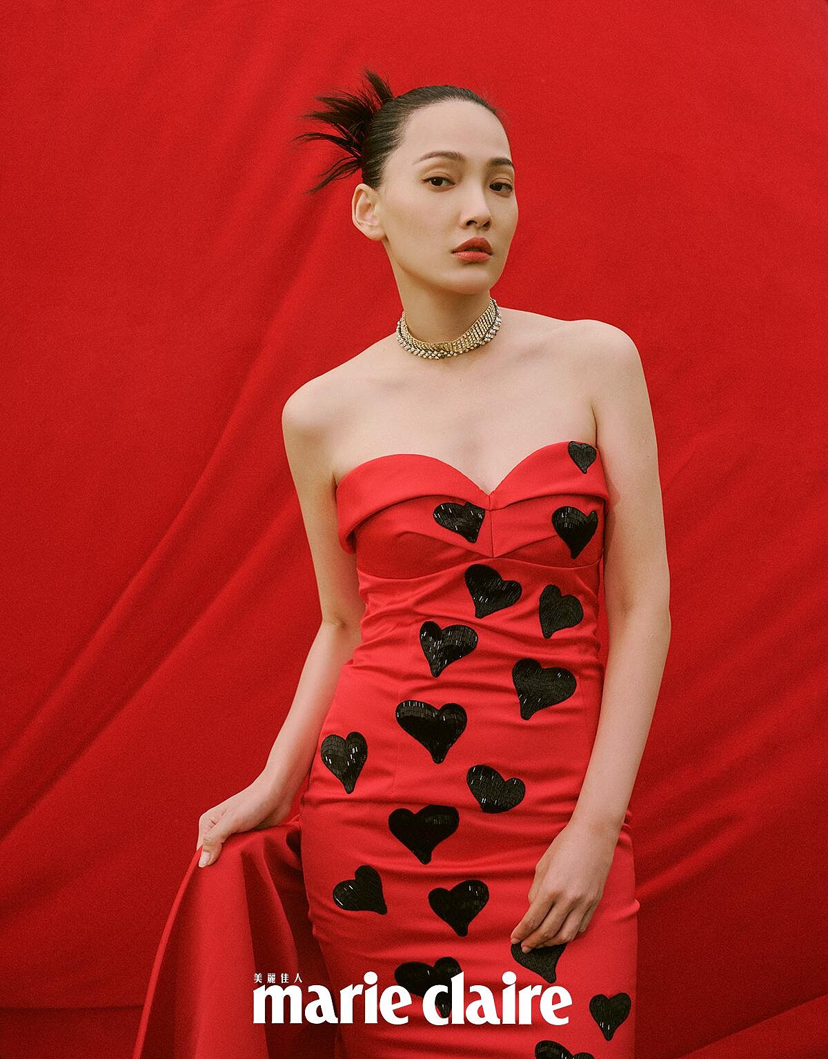 紅色愛心印花禮服、黑色厚底鞋，both by Moschino；金色頸鍊、銀色頸鍊，both by Saint Laurent。