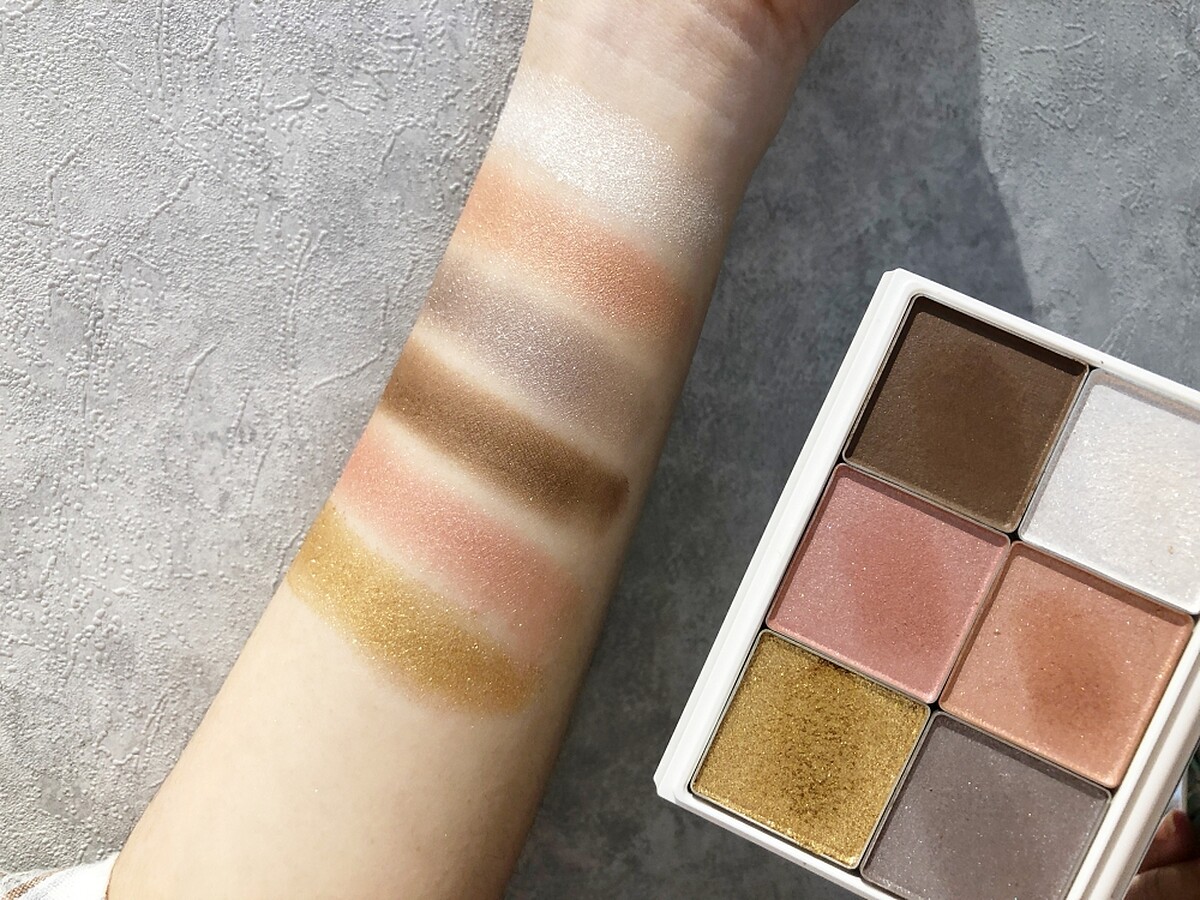 RMK鏡光魅影眼采盤#01Warm Luster手部試色。