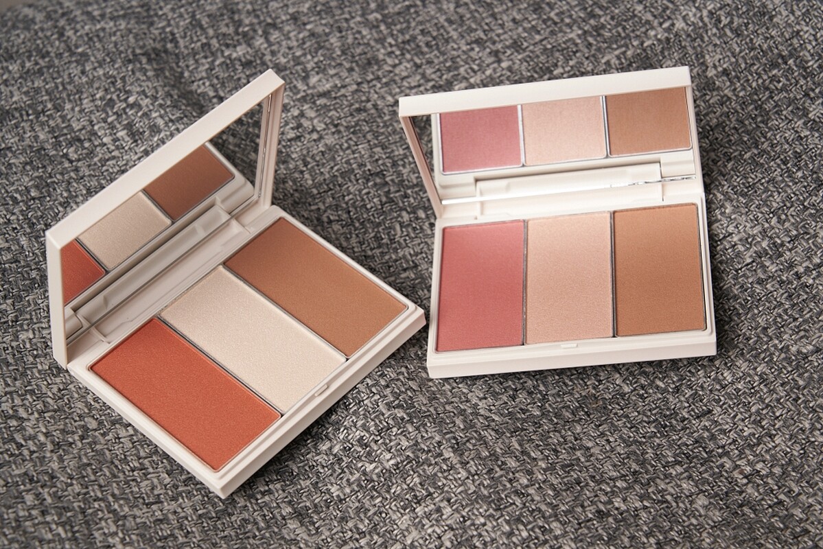 RMK鏡光魅影頰采盤(左)#01、(右)#02。