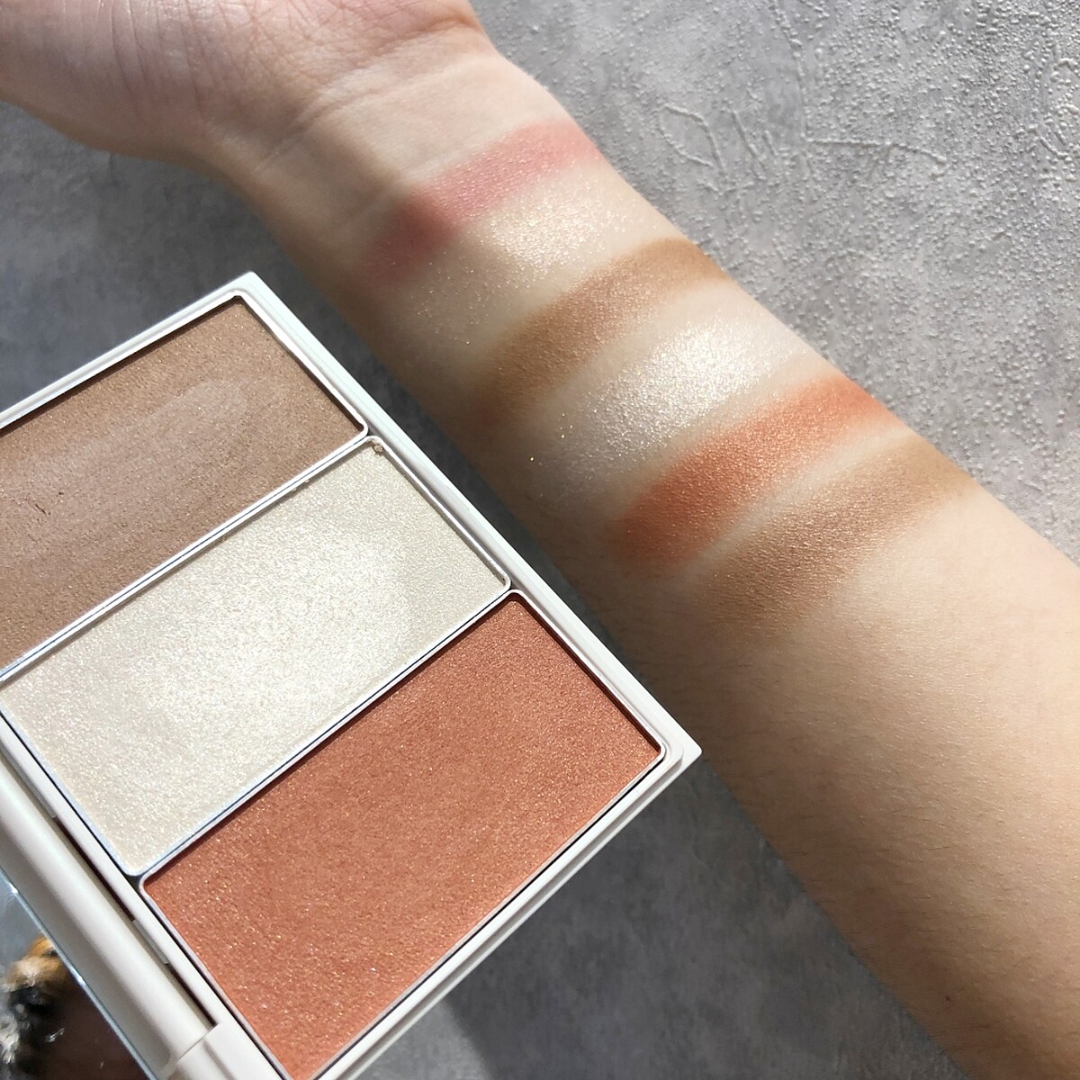 RMK鏡光魅影頰采盤手部試色，左為#02 Fair Glow、右為#01Warm Glow。