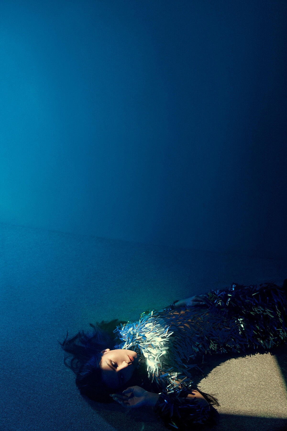 頹廢的華麗感 完美吻合艾怡良首波主打歌曲〈貪〉