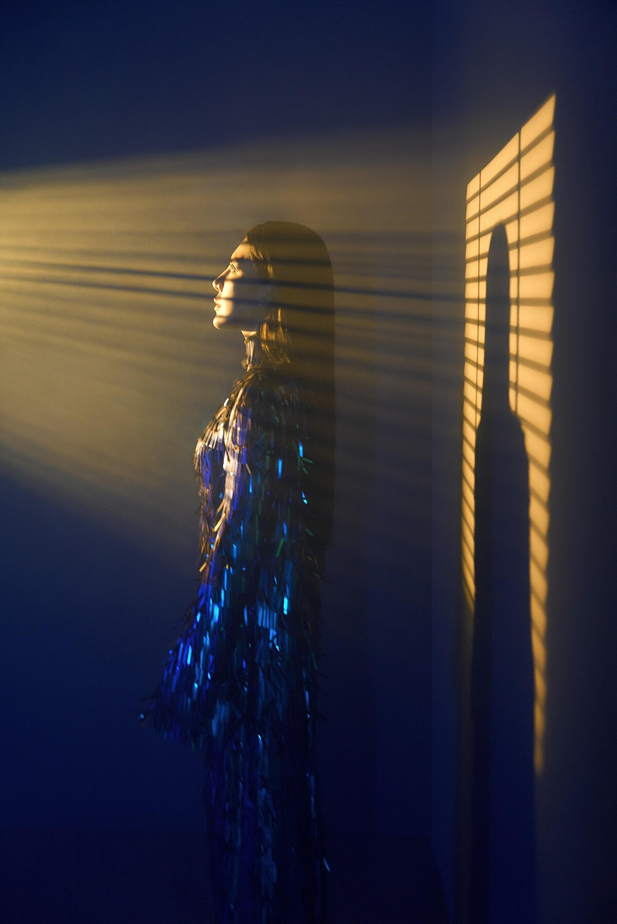 艾怡良像「小太陽能發電板」身上佈滿像在發電的亮片