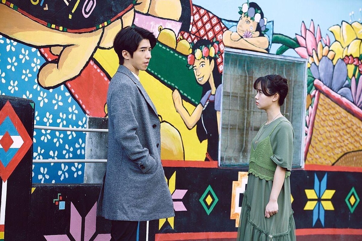 《無神之地不下雨》「雨之神」傅孟柏（左）發現「綠繡眼之神」嚴正嵐不想遵守造物主的安排撤離人間